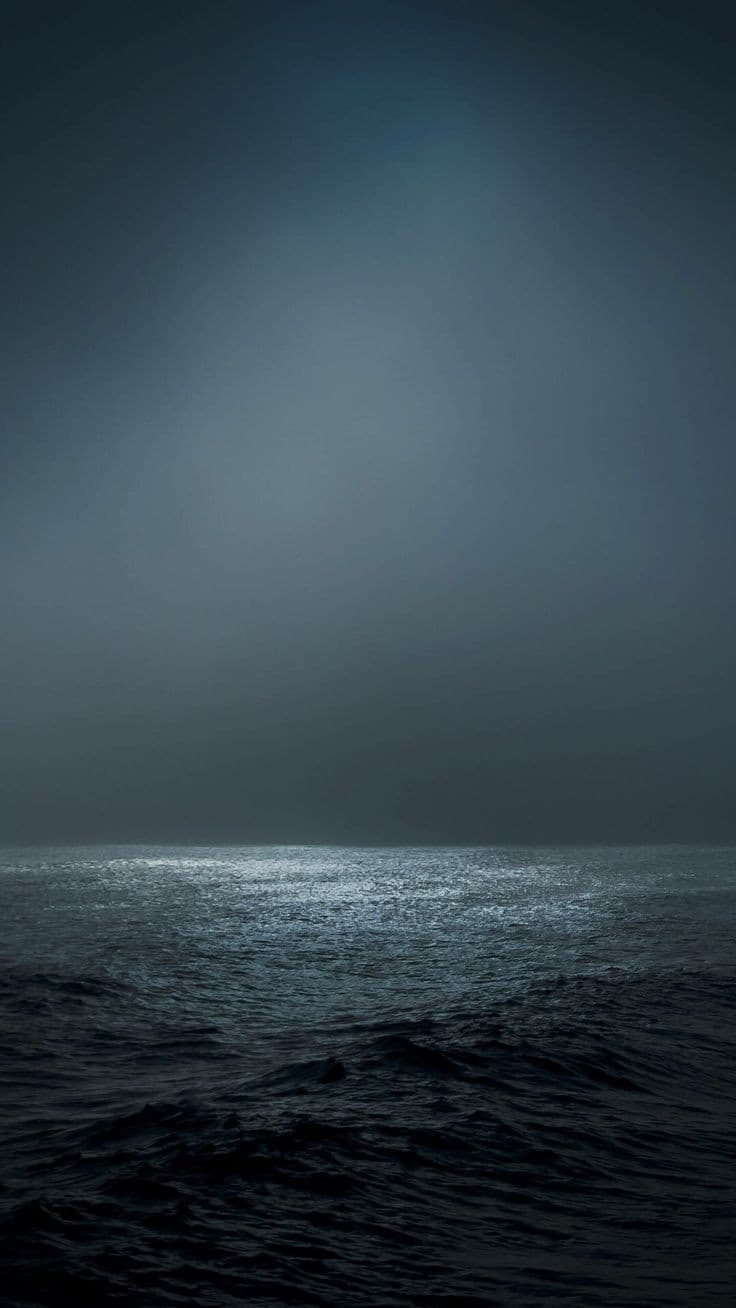 El mar de noche, con mucha neblina. Transmite el miedo a la oscuridad y las aguas profundas