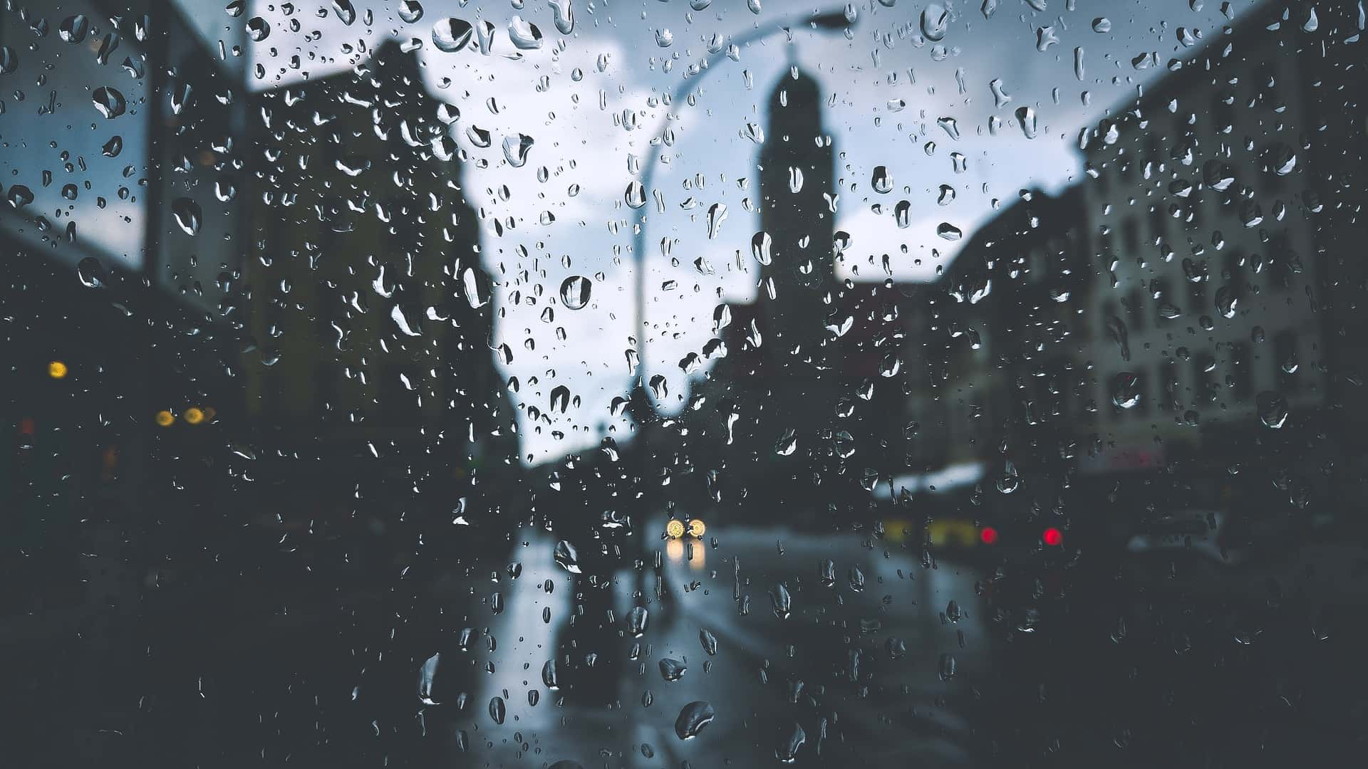 Ventana con gotas de lluvia.